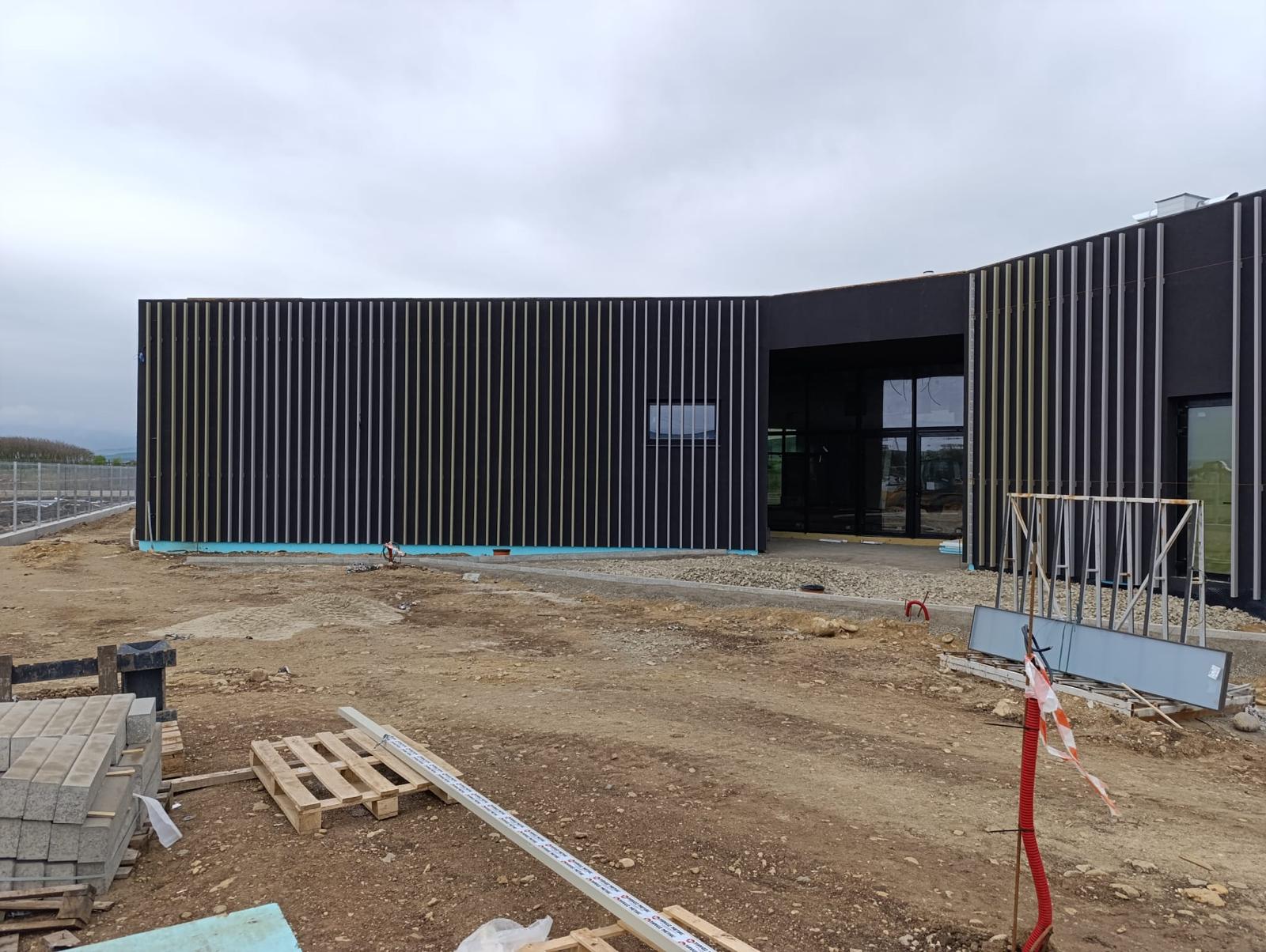 Riflaj fatada – Gradinita Mercedes Sebes Star Assembly