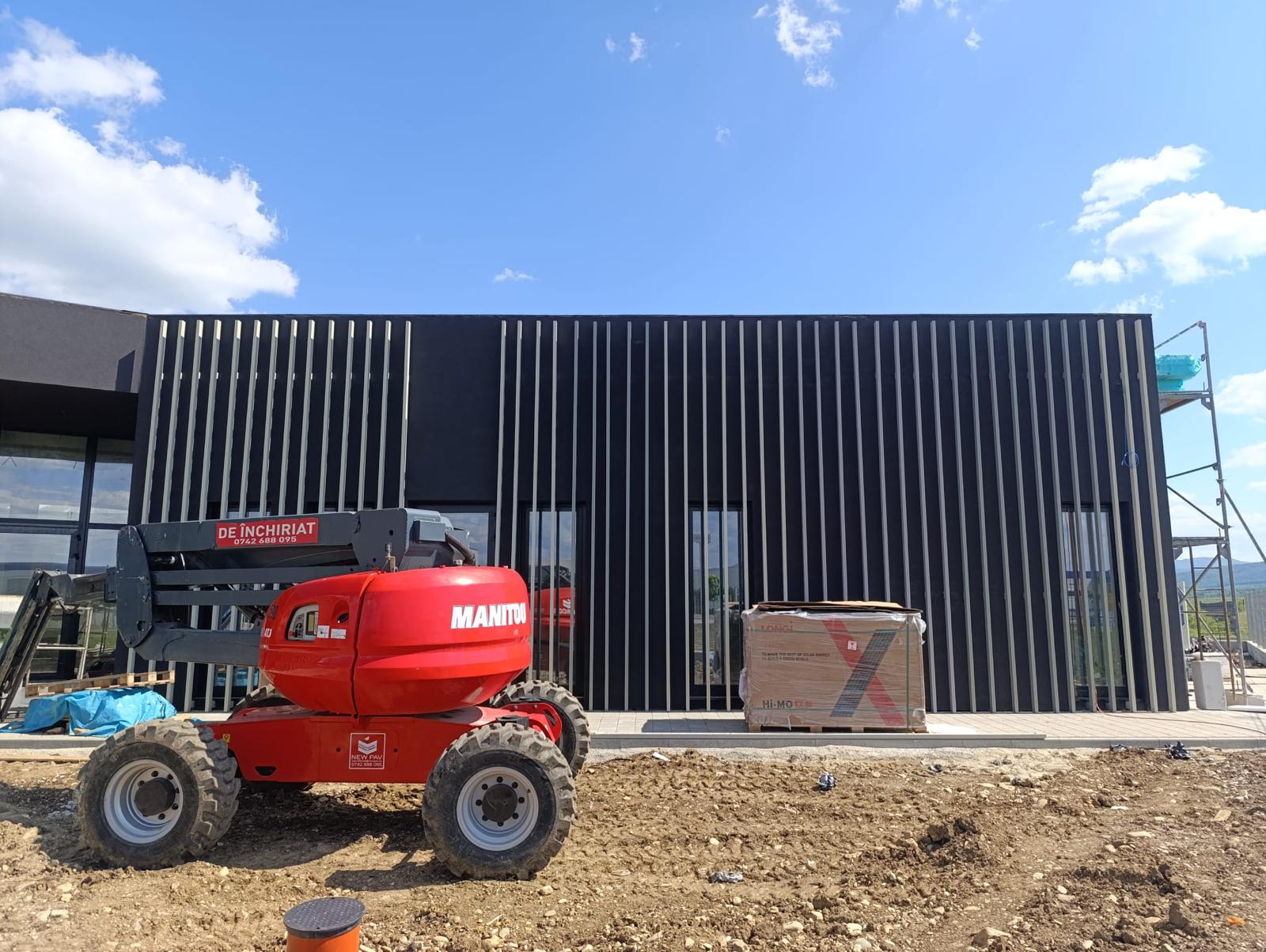 Montaj fatade cu riflaj din aluminiu – Gradinita Sebes